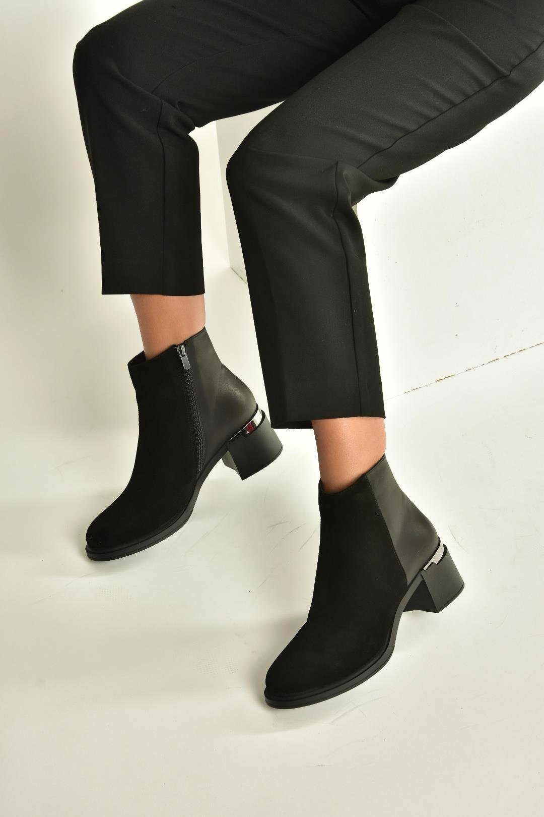 V555559502 Siyah Hakiki Deri Süet Kalın Topuklu Kadın Bot