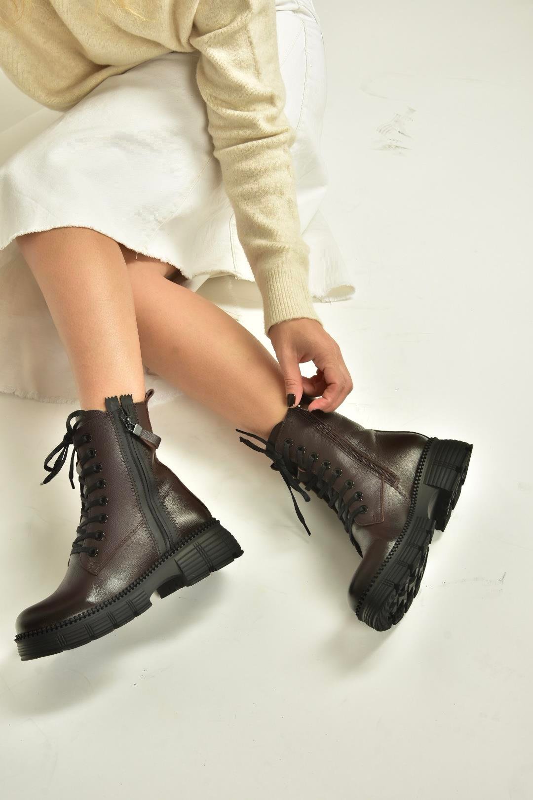 V555589103 Kahverengi Hakiki Deri Bağcıklı Postal Bot