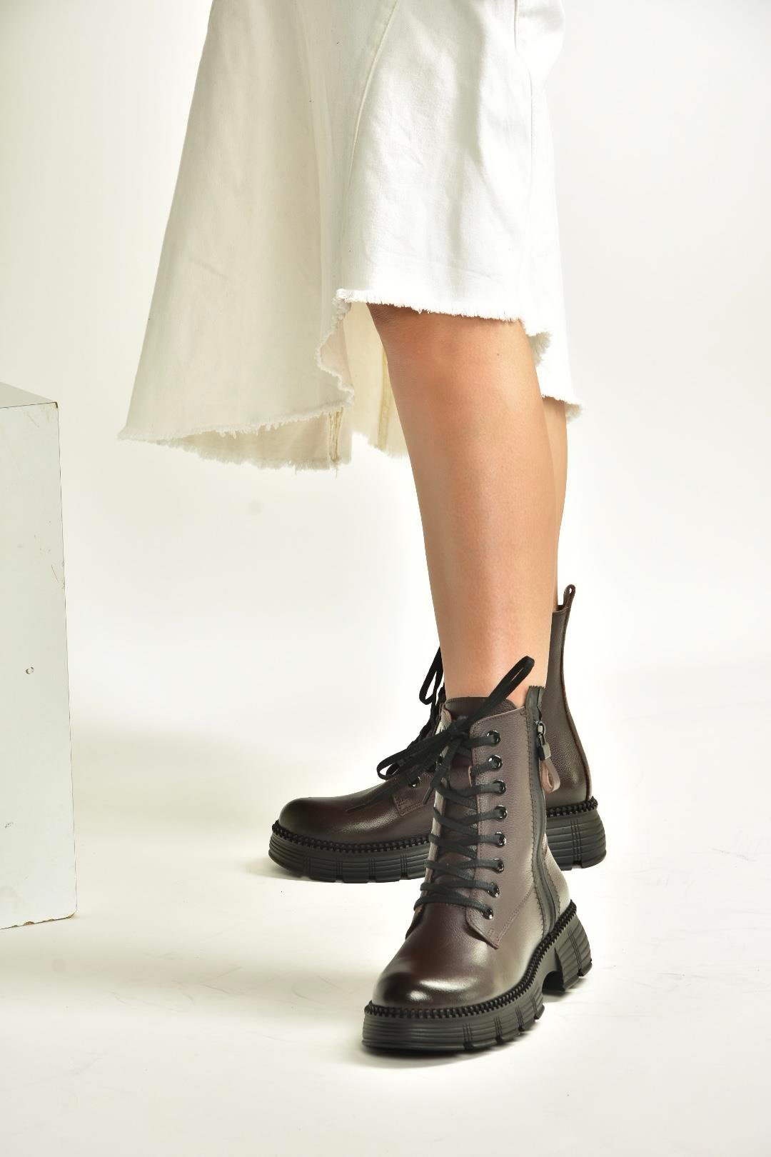 V555589103 Kahverengi Hakiki Deri Bağcıklı Postal Bot