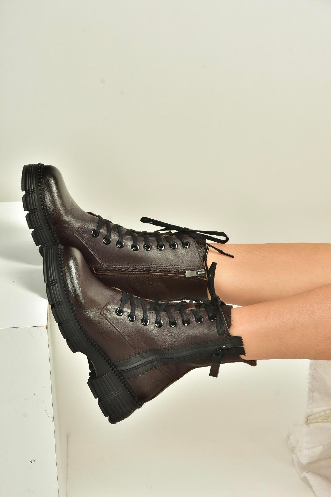 V555589103 Kahverengi Hakiki Deri Bağcıklı Postal Bot