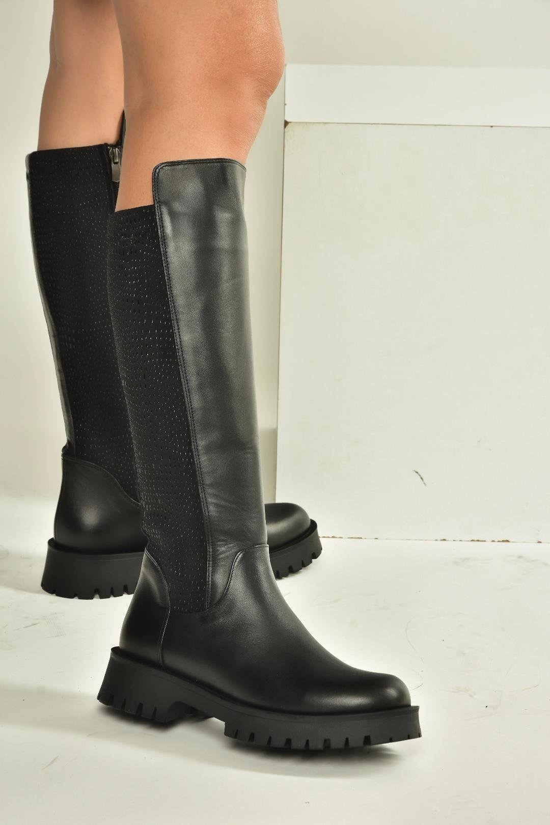 V555654803 Siyah Hakiki Deri Arkası Lastikli Düz Tabanlı Binici Çizme