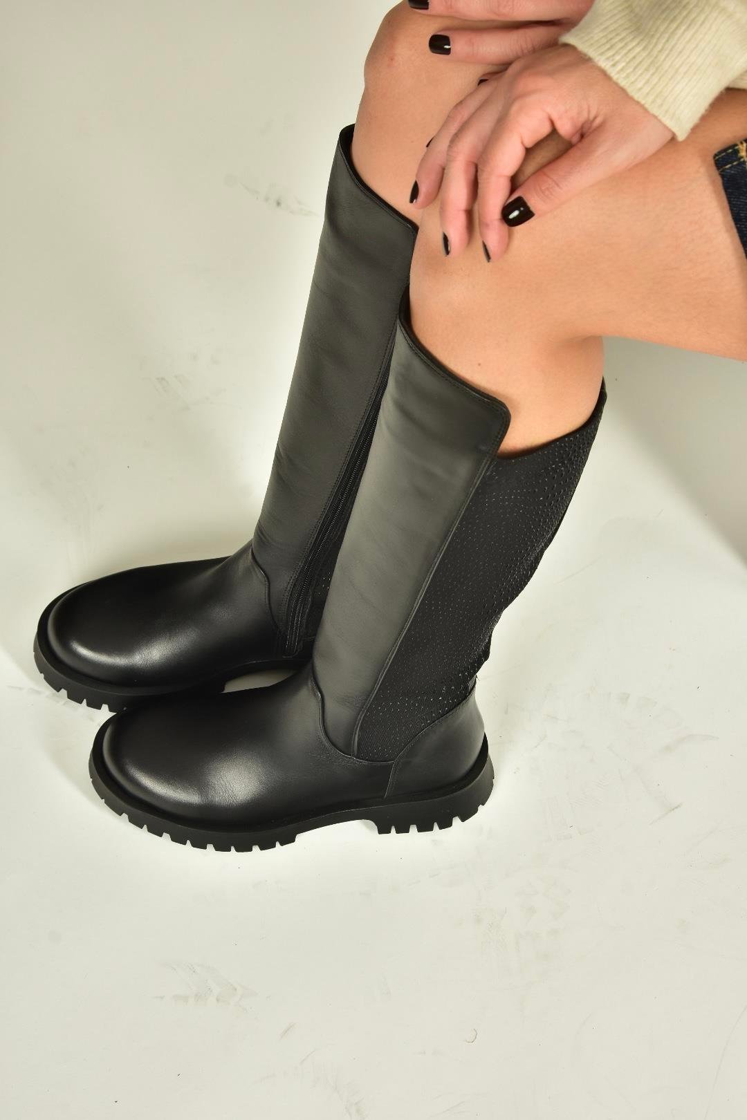 V555654803 Siyah Hakiki Deri Arkası Lastikli Düz Tabanlı Binici Çizme