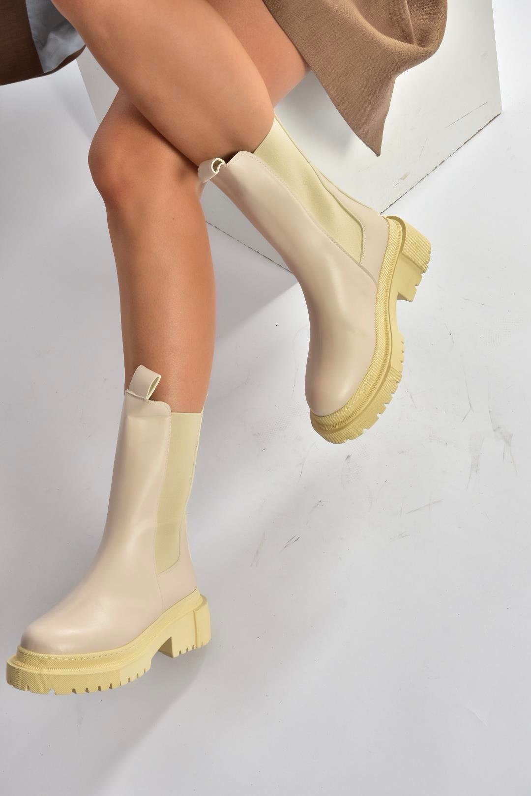 V652549009 Bej Kalın Tabanlı Lastik Detaylı Kadın Bot