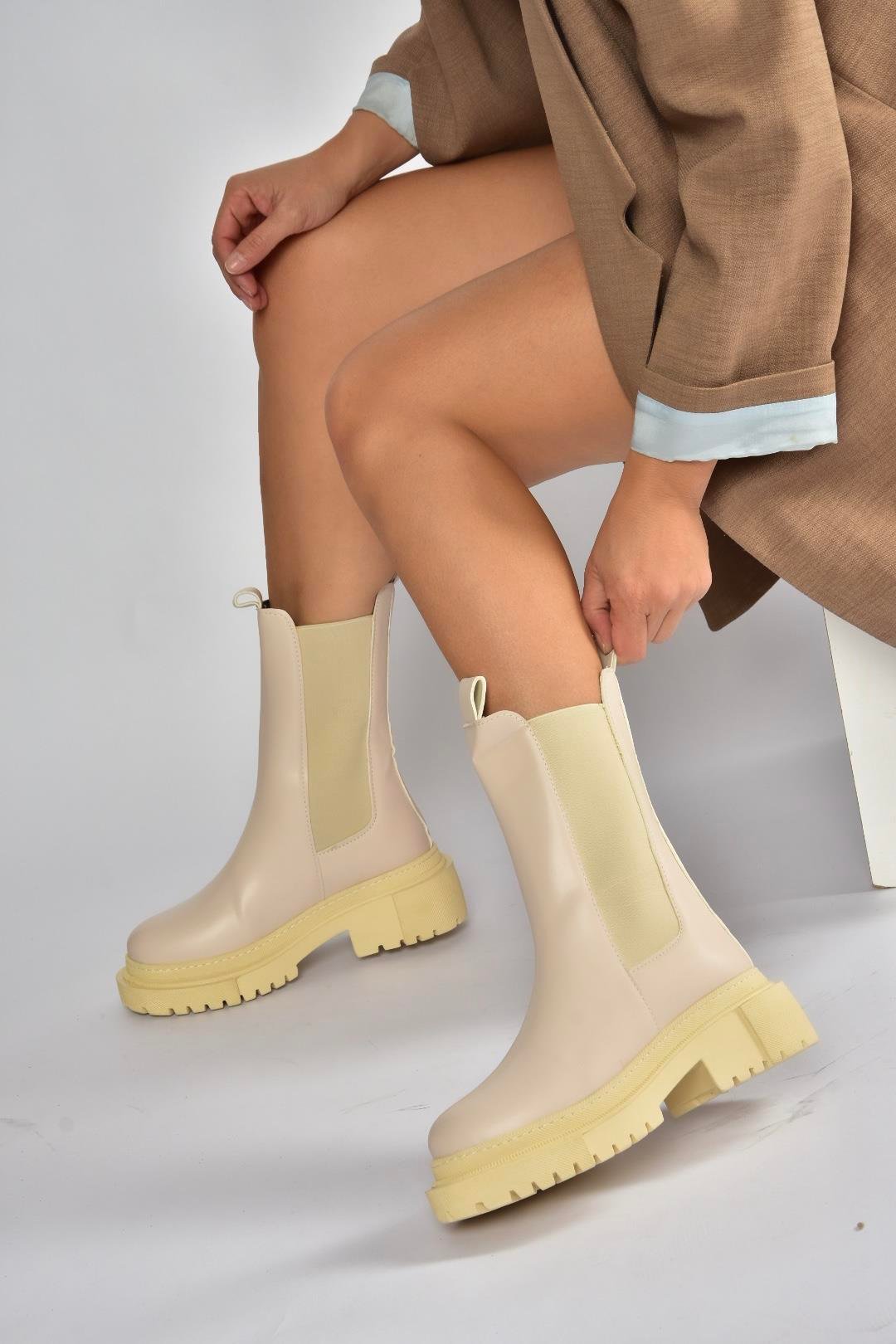 V652549009 Bej Kalın Tabanlı Lastik Detaylı Kadın Bot