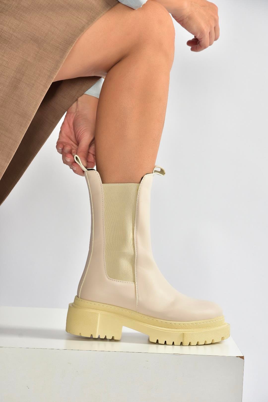 V652549009 Bej Kalın Tabanlı Lastik Detaylı Kadın Bot