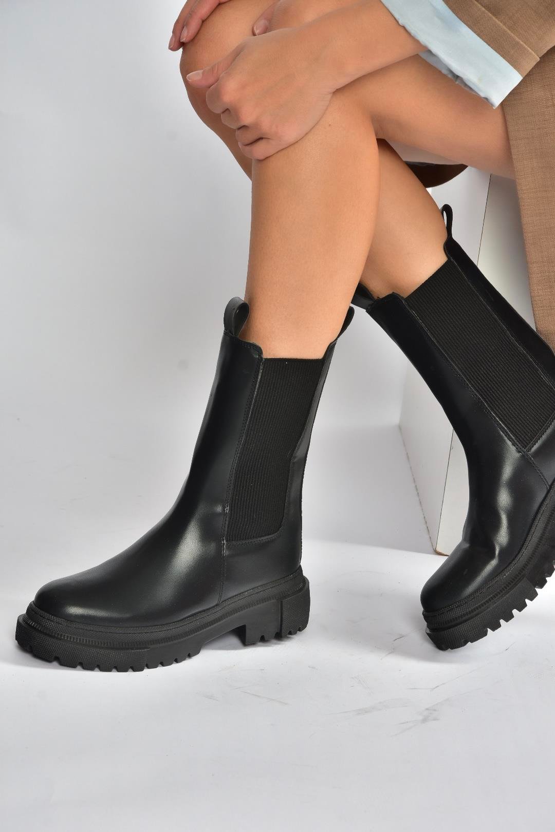V652549009 Siyah Kalın Tabanlı Lastik Detaylı Kadın Bot