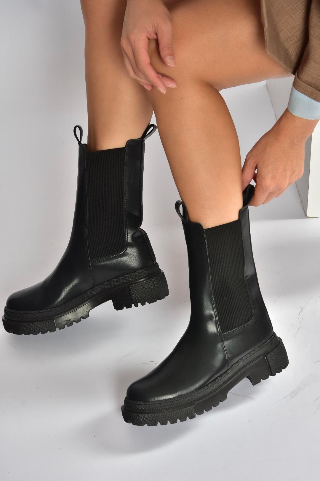 V652549009 Siyah Kalın Tabanlı Lastik Detaylı Kadın Bot