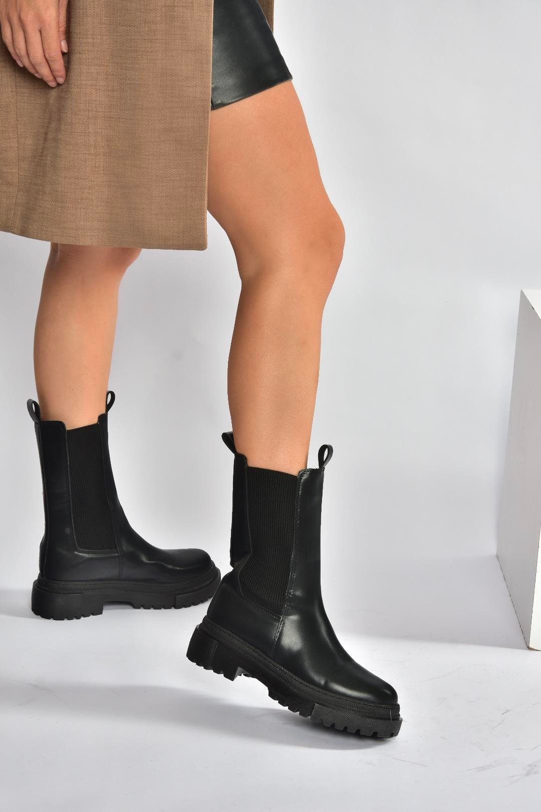 V652549009 Siyah Kalın Tabanlı Lastik Detaylı Kadın Bot