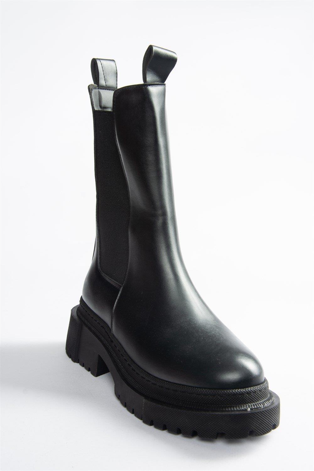 V652549009 Siyah Kalın Tabanlı Lastik Detaylı Kadın Bot