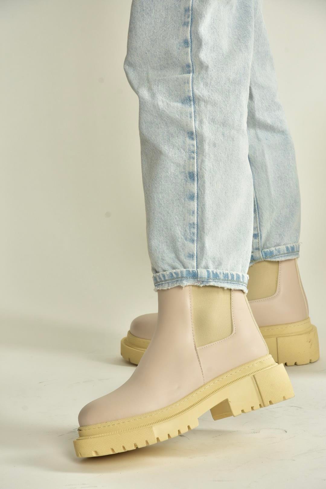 V652649009 Bej Lastik Detaylı Kalın Tabanlı Kadın Bot