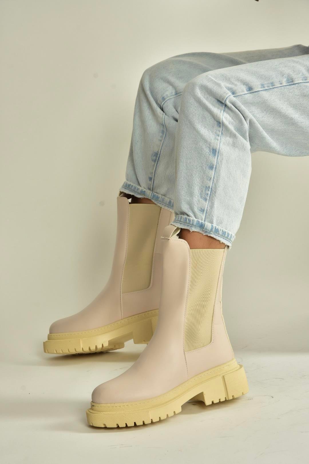 V652649009 Bej Lastik Detaylı Kalın Tabanlı Kadın Bot