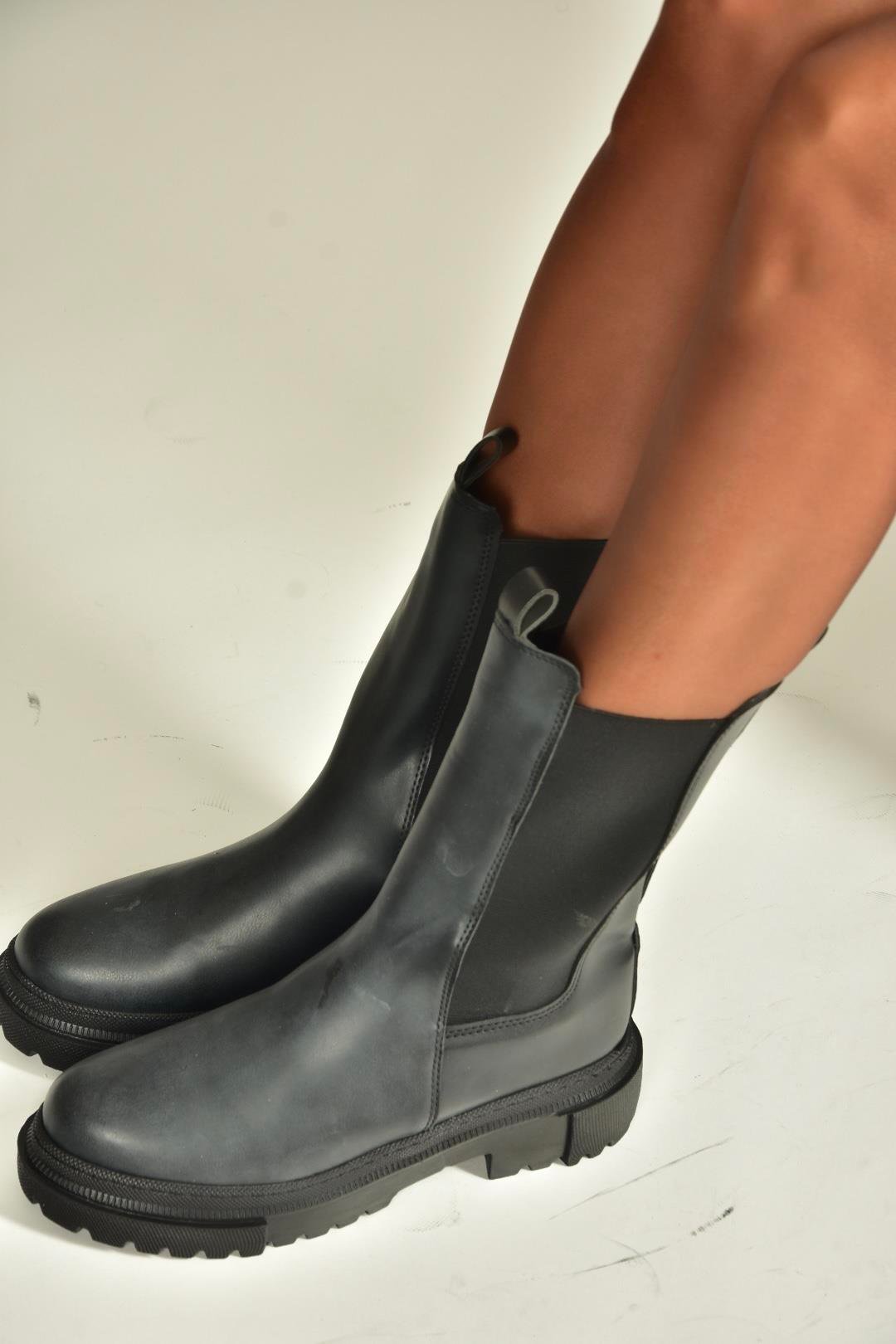 V652649009 Siyah Lastik Detaylı Kalın Tabanlı Kadın Bot