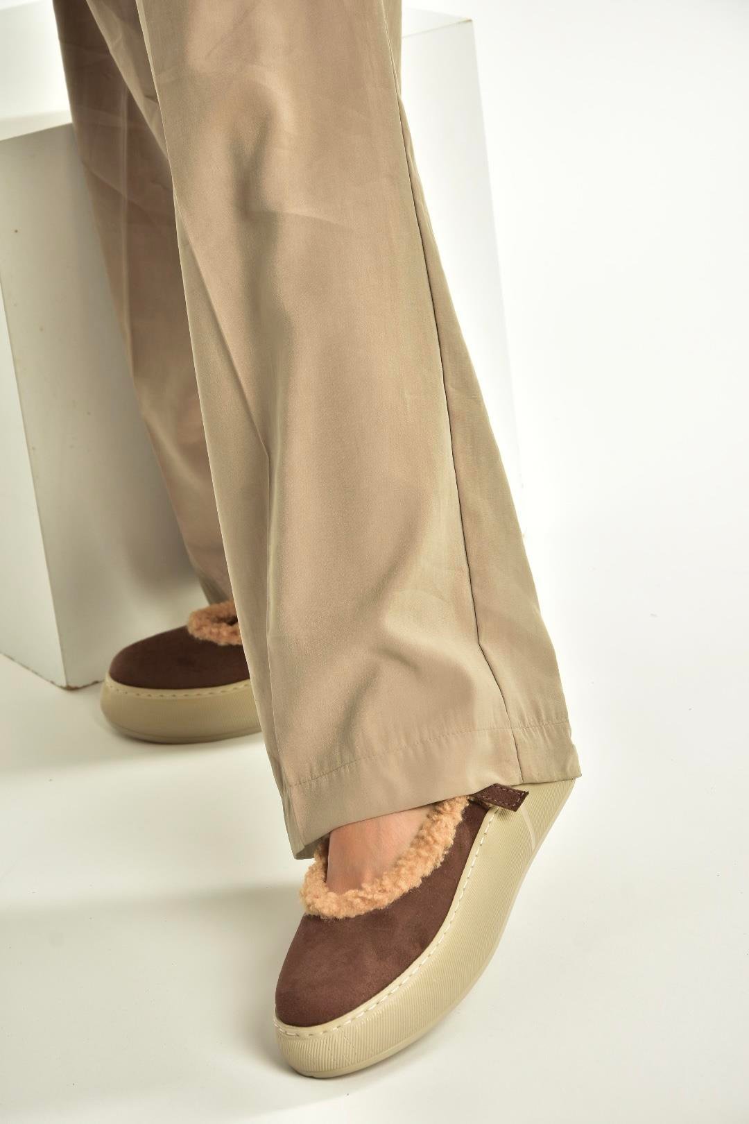 V811269502 Kahverengi Süet İçi Kürklü Günlük Kadın Ayakkabı