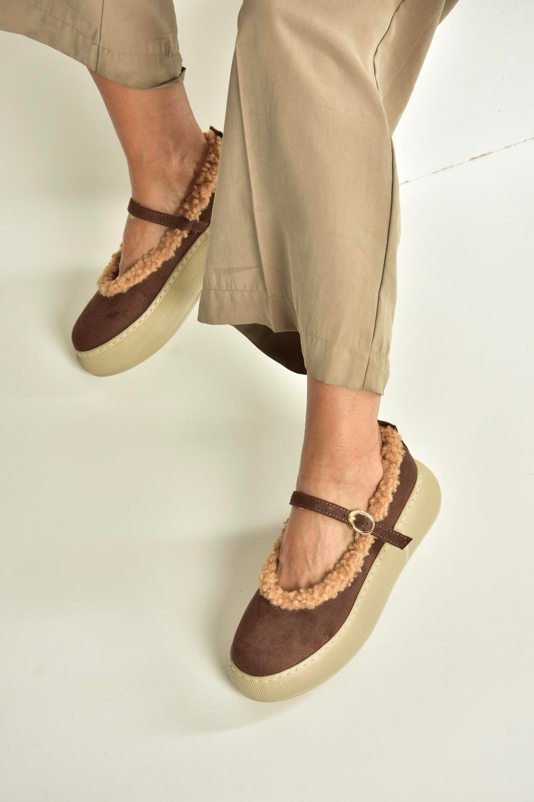 V811269502 Kahverengi Süet İçi Kürklü Günlük Kadın Ayakkabı