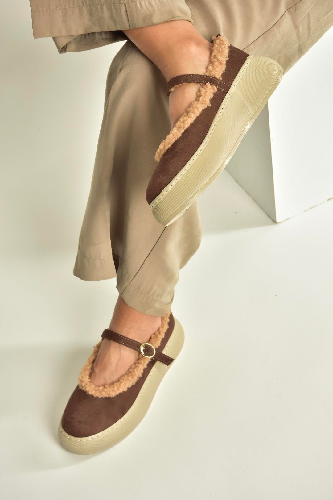 V811269502 Kahverengi Süet İçi Kürklü Günlük Kadın Ayakkabı