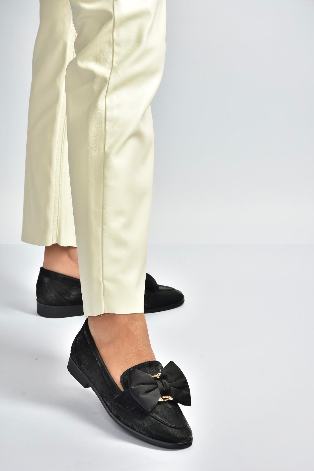 V820002901 Siyah Nubuk Kurdele Detaylı Kadın Ayakkabı