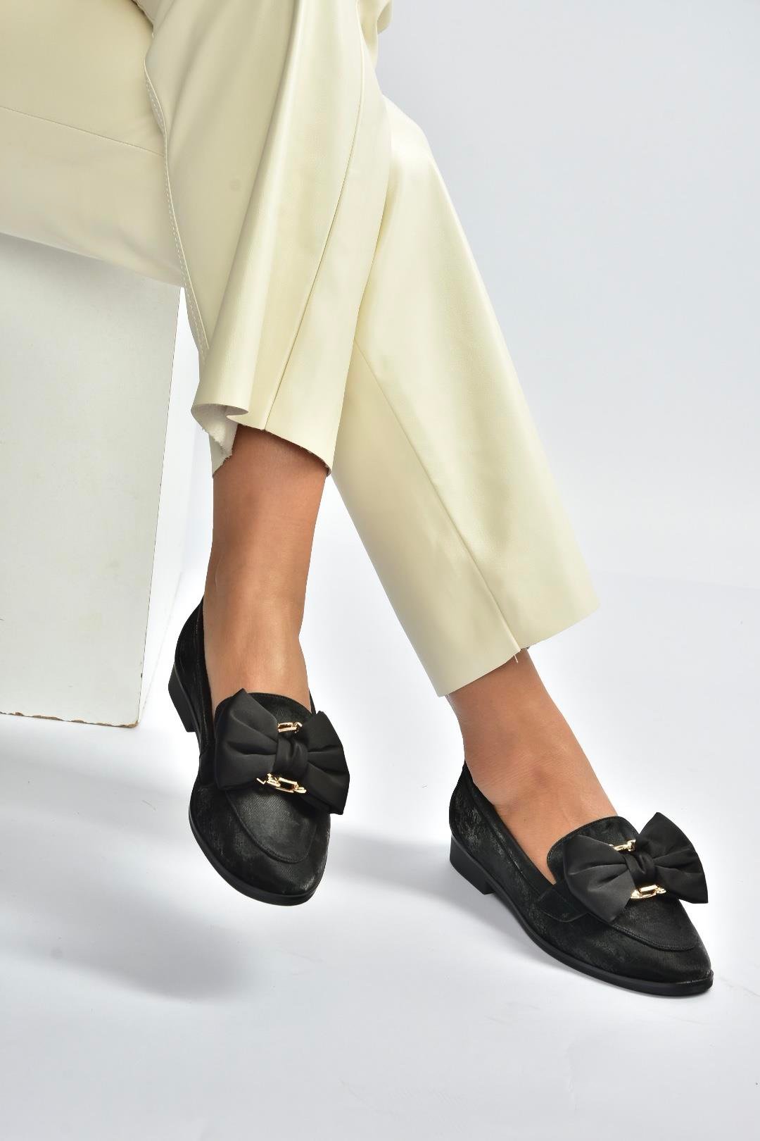 V820002901 Siyah Nubuk Kurdele Detaylı Kadın Ayakkabı