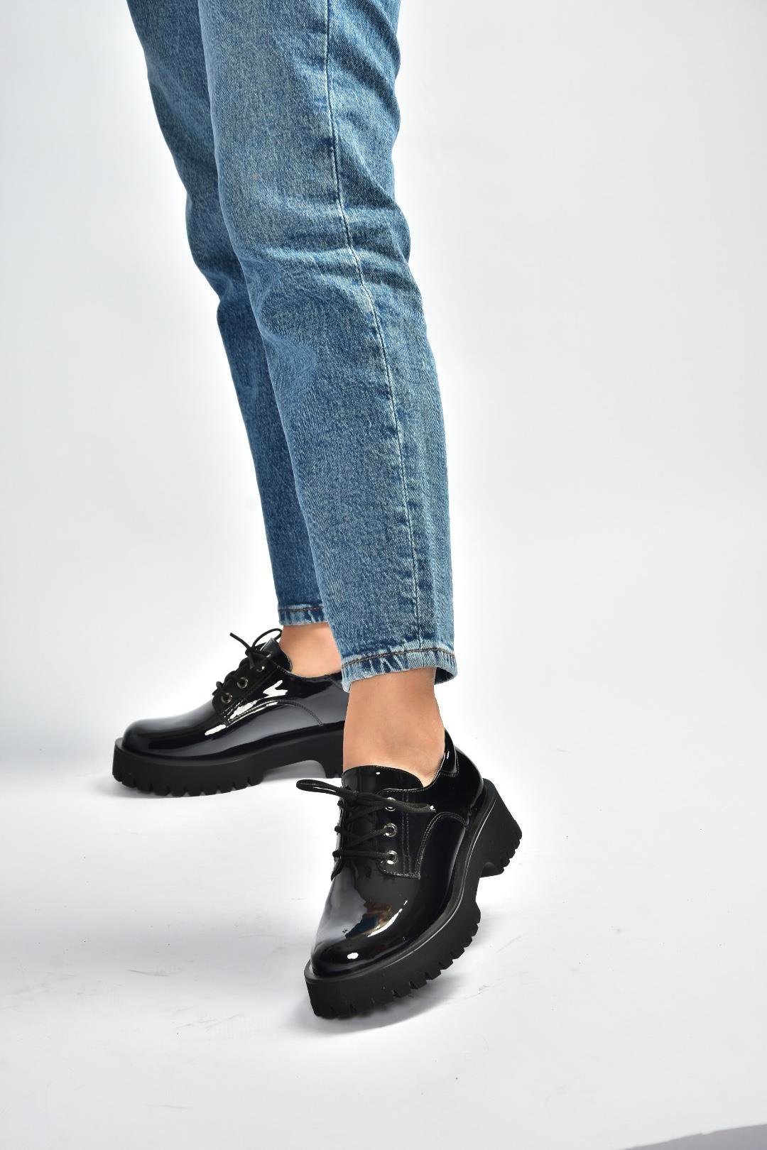 V820007108 Siyah Rugan Kalın Tabanlı Klasik Ayakkabı