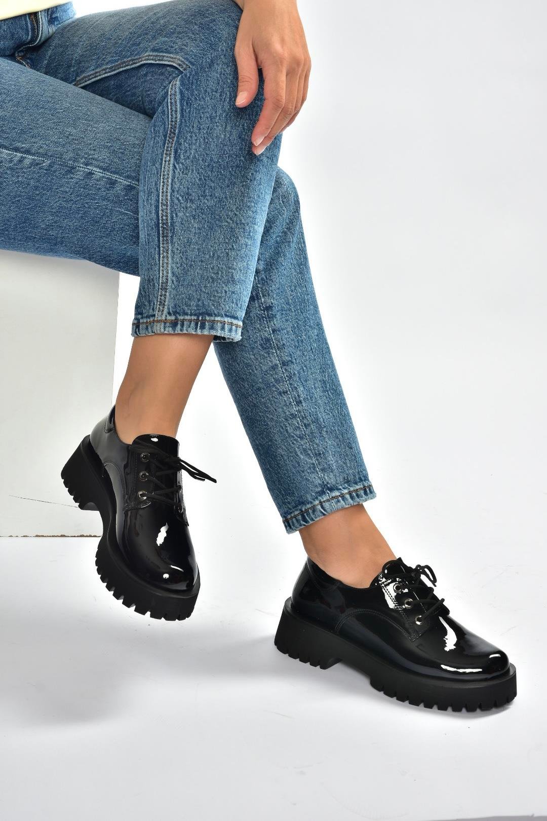 V820007108 Siyah Rugan Kalın Tabanlı Klasik Ayakkabı