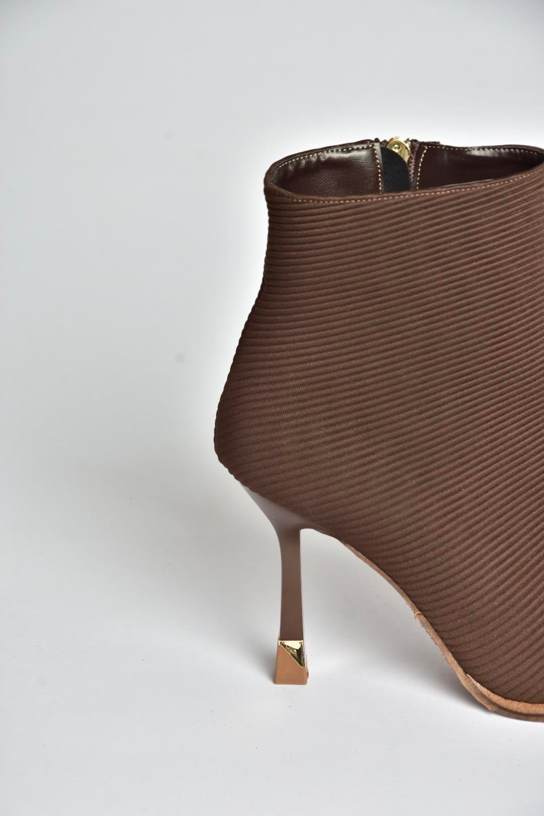 V820200504 Kahverengi Kumaş İnce Topuklu Sivri Burunlu Yarım Bot