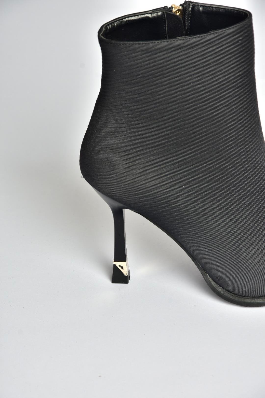 V820200504 Siyah Kumaş İnce Topuklu Sivri Burunlu Yarım Bot