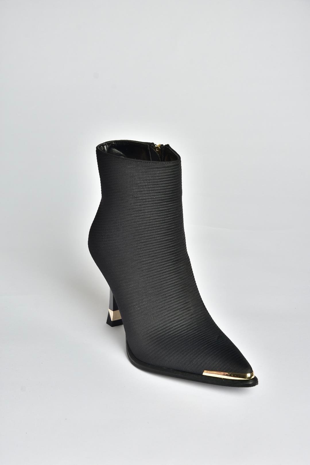 V820200504 Siyah Kumaş İnce Topuklu Sivri Burunlu Yarım Bot