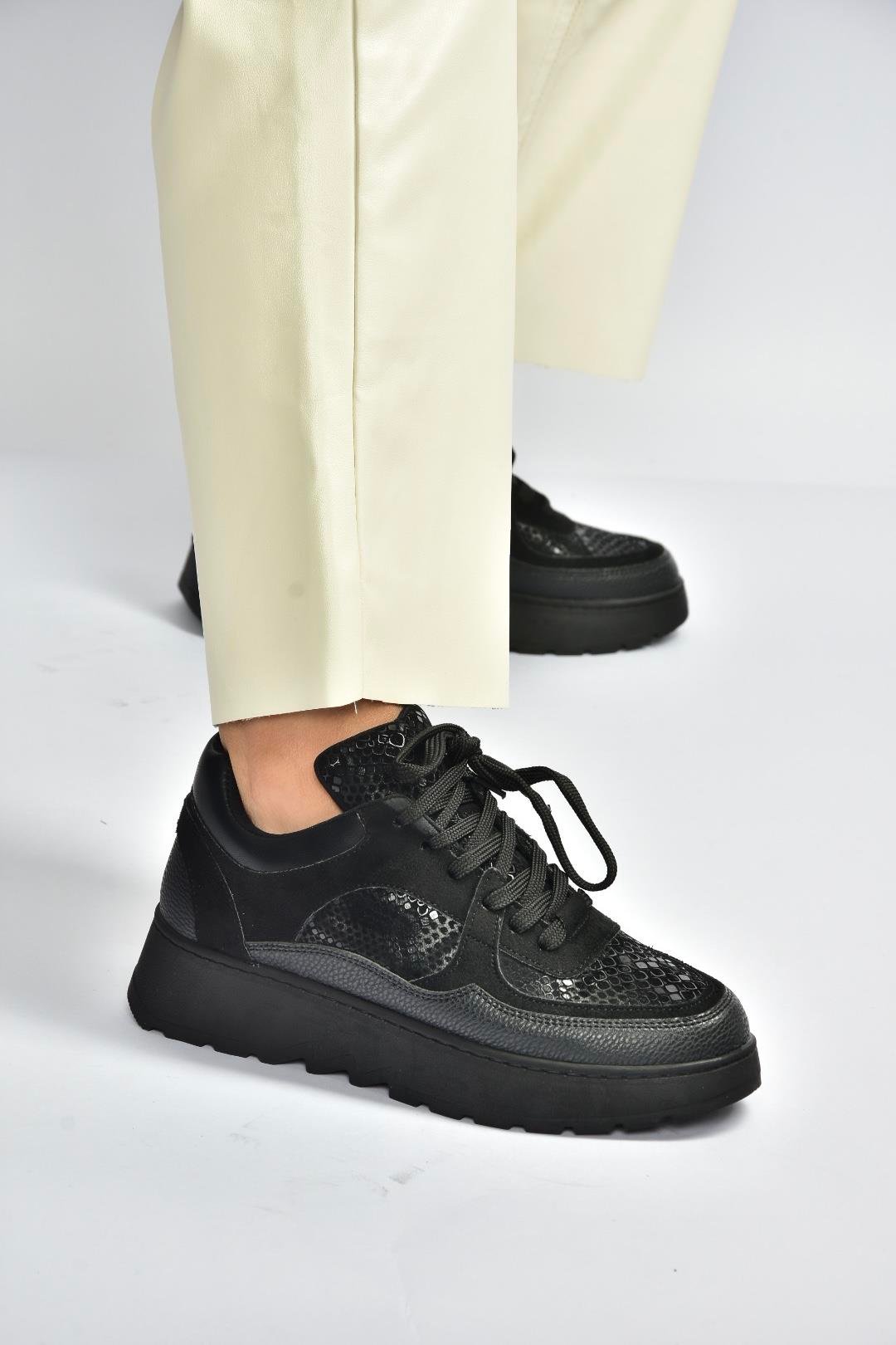 V820720309 Siyah Kalın Tabanlı Spor Ayakkabı Sneakers