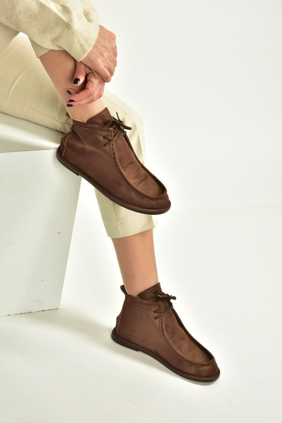 V846926302 Kahverengi Süet Düz Tabanlı Bağcıklı Kadın Bot