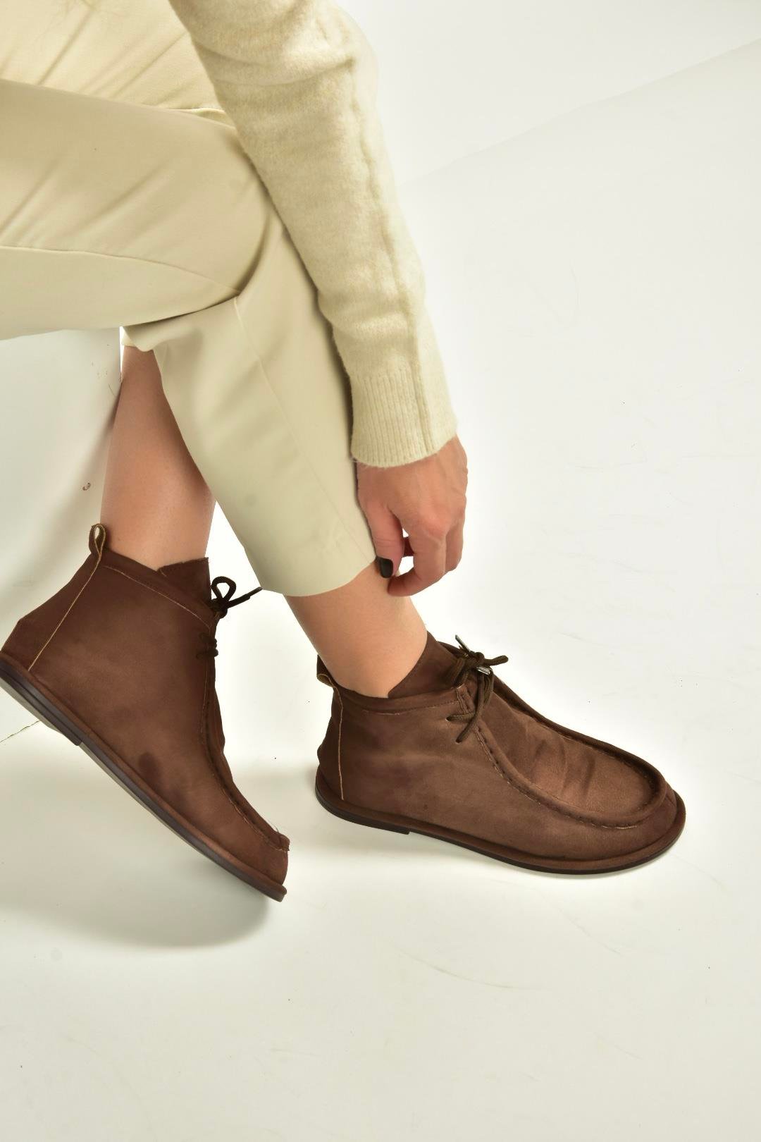 V846926302 Kahverengi Süet Düz Tabanlı Bağcıklı Kadın Bot