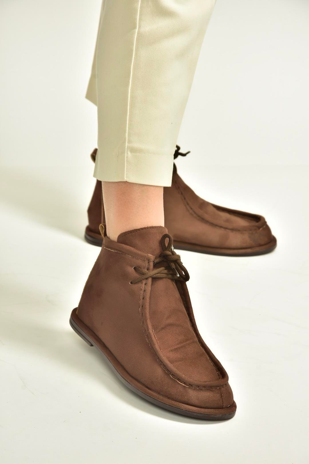 V846926302 Kahverengi Süet Düz Tabanlı Bağcıklı Kadın Bot