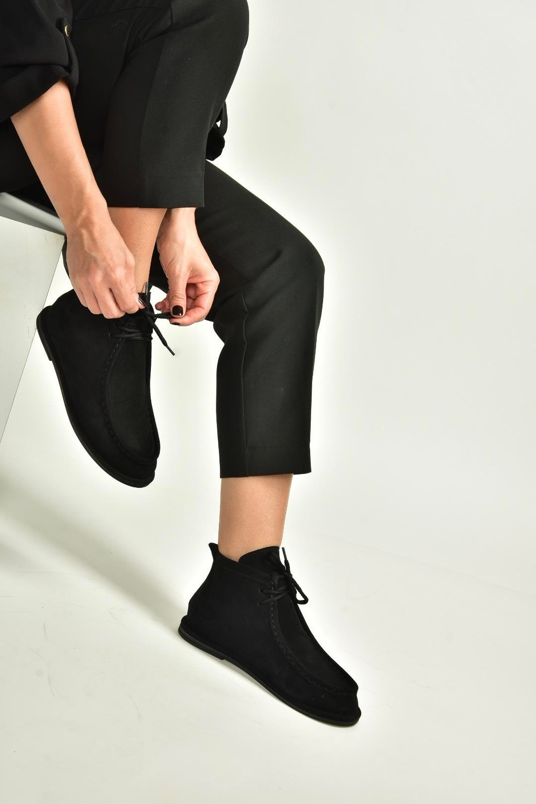 V846926302 Siyah Süet Düz Tabanlı Bağcıklı Kadın Bot