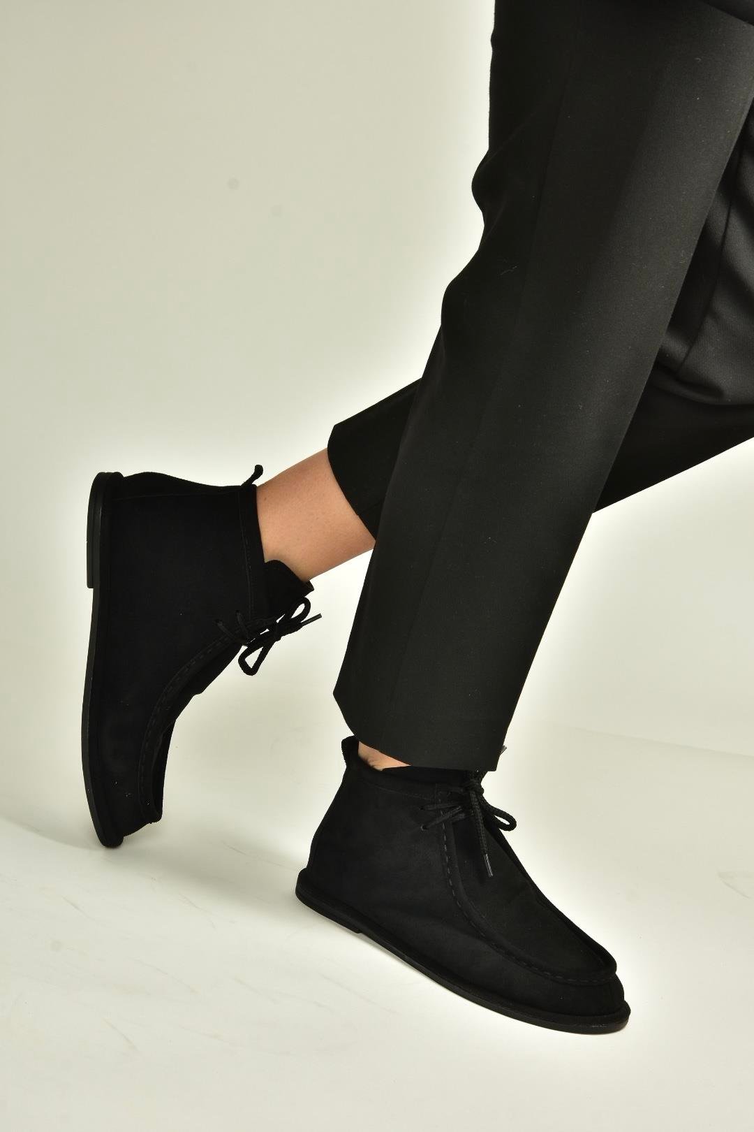 V846926302 Siyah Süet Düz Tabanlı Bağcıklı Kadın Bot
