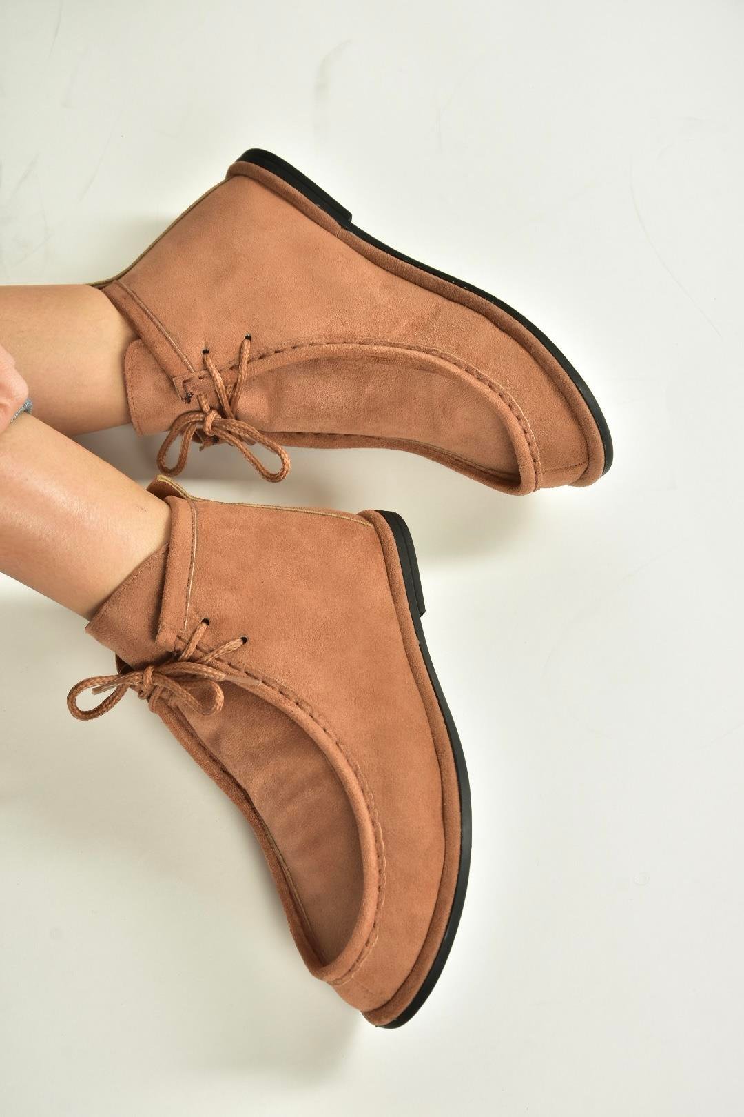 V846926302 Taba Süet Düz Tabanlı Bağcıklı Kadın Bot