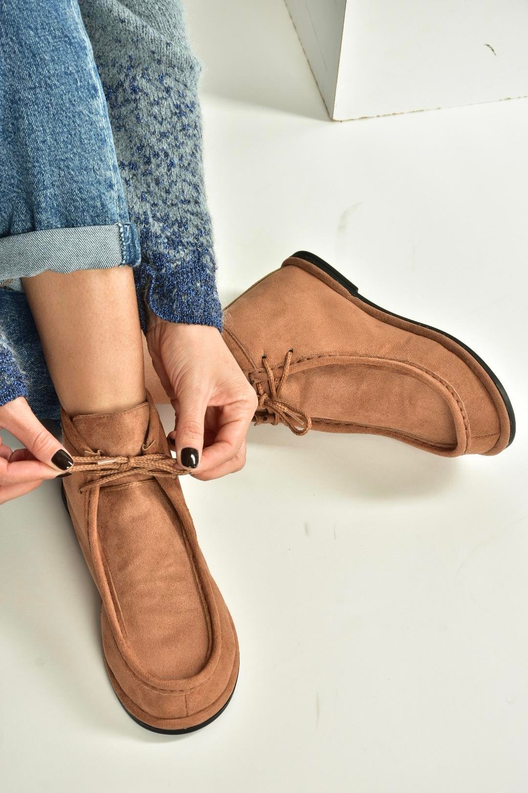 V846926302 Taba Süet Düz Tabanlı Bağcıklı Kadın Bot