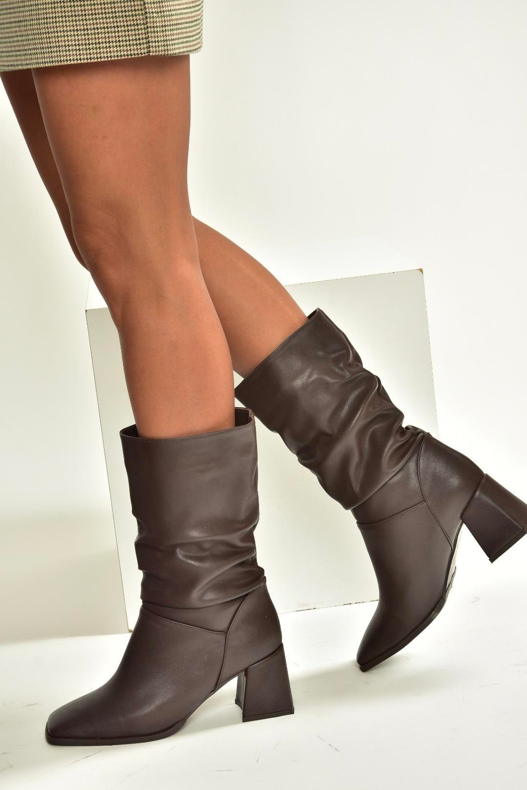 V848256709 Kahverengi Kalın Topuklu Büzgülü Kadın Bot