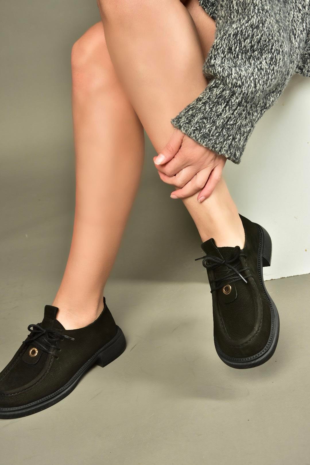 V944085601 Siyah Hakiki Deri Nubuk Bağcıklı Günlük Kadın Ayakkabı