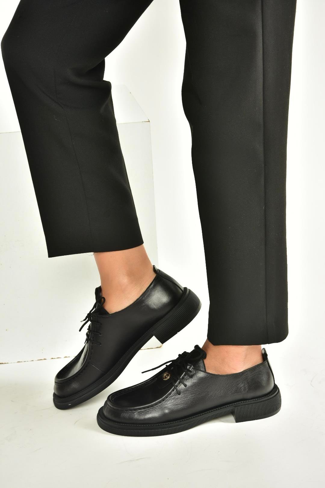 V944085603 Siyah Hakiki Deri Bağcıklı Günlük Kadın Ayakkabı