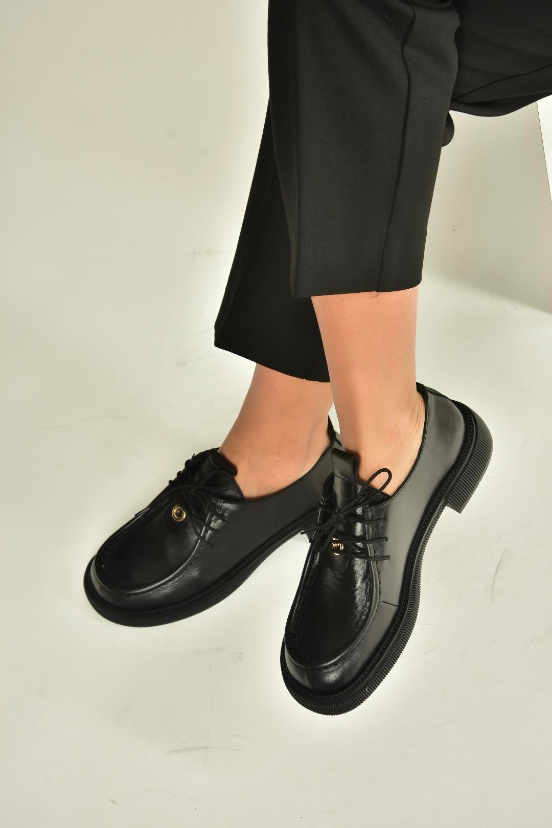 V944085603 Siyah Hakiki Deri Bağcıklı Günlük Kadın Ayakkabı