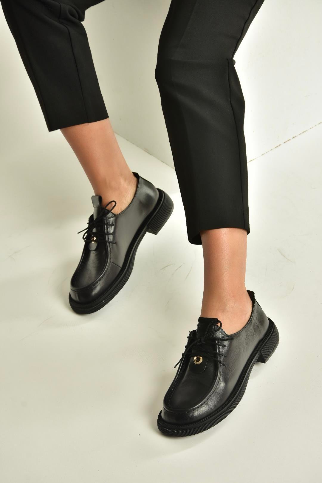 V944085603 Siyah Hakiki Deri Bağcıklı Günlük Kadın Ayakkabı