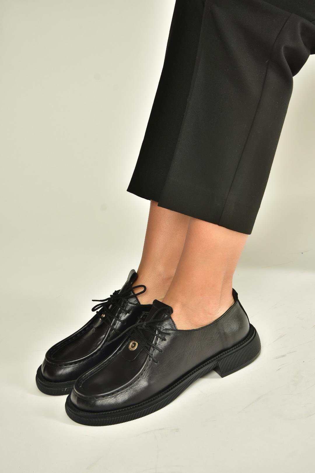 V944085603 Siyah Hakiki Deri Bağcıklı Günlük Kadın Ayakkabı