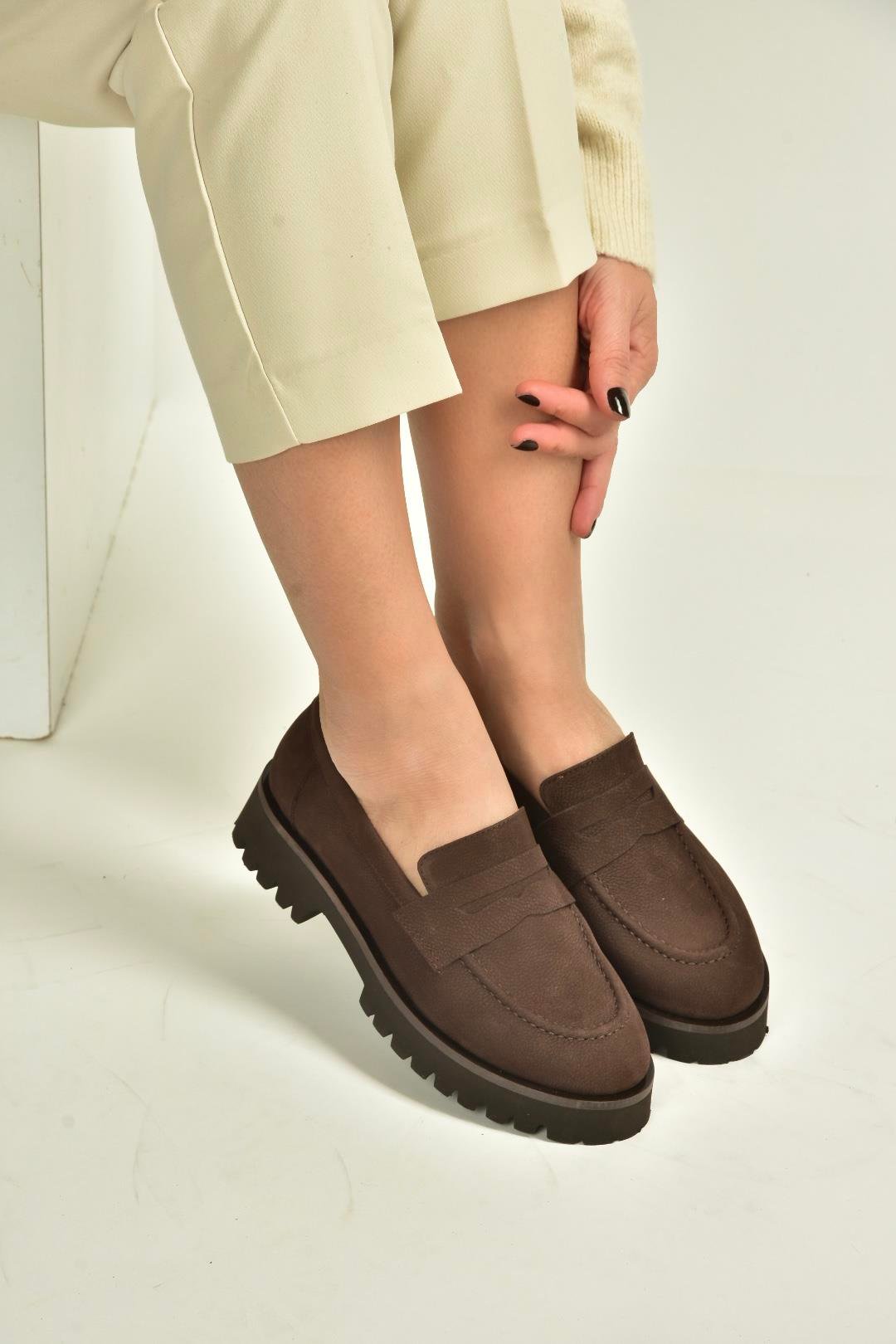 V944086101 Kahverengi Hakiki Deri Nubuk Kalın Tabanlı Makosen Ayakkabı