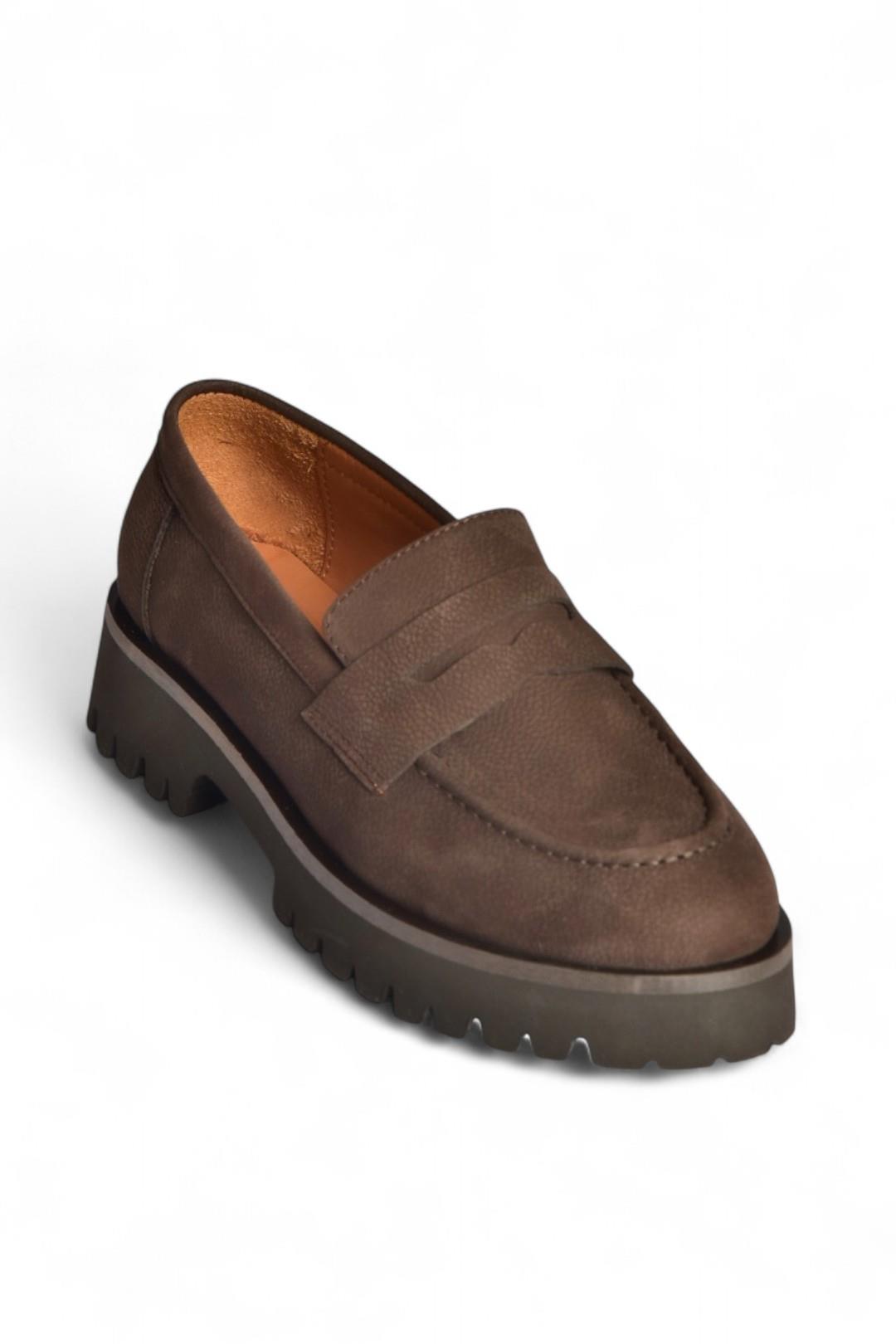 V944086101 Kahverengi Hakiki Deri Nubuk Kalın Tabanlı Makosen Ayakkabı