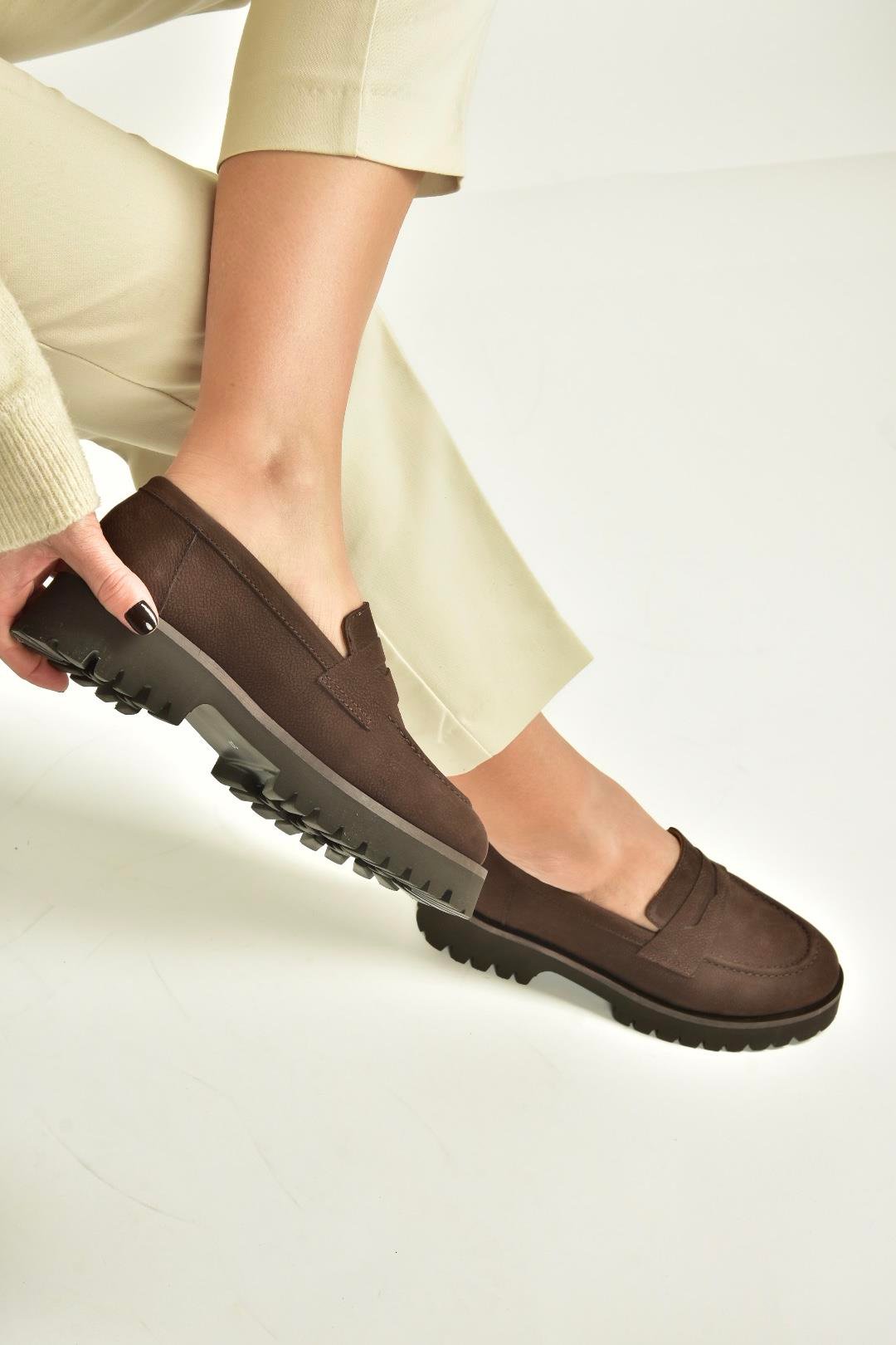 V944086101 Kahverengi Hakiki Deri Nubuk Kalın Tabanlı Makosen Ayakkabı