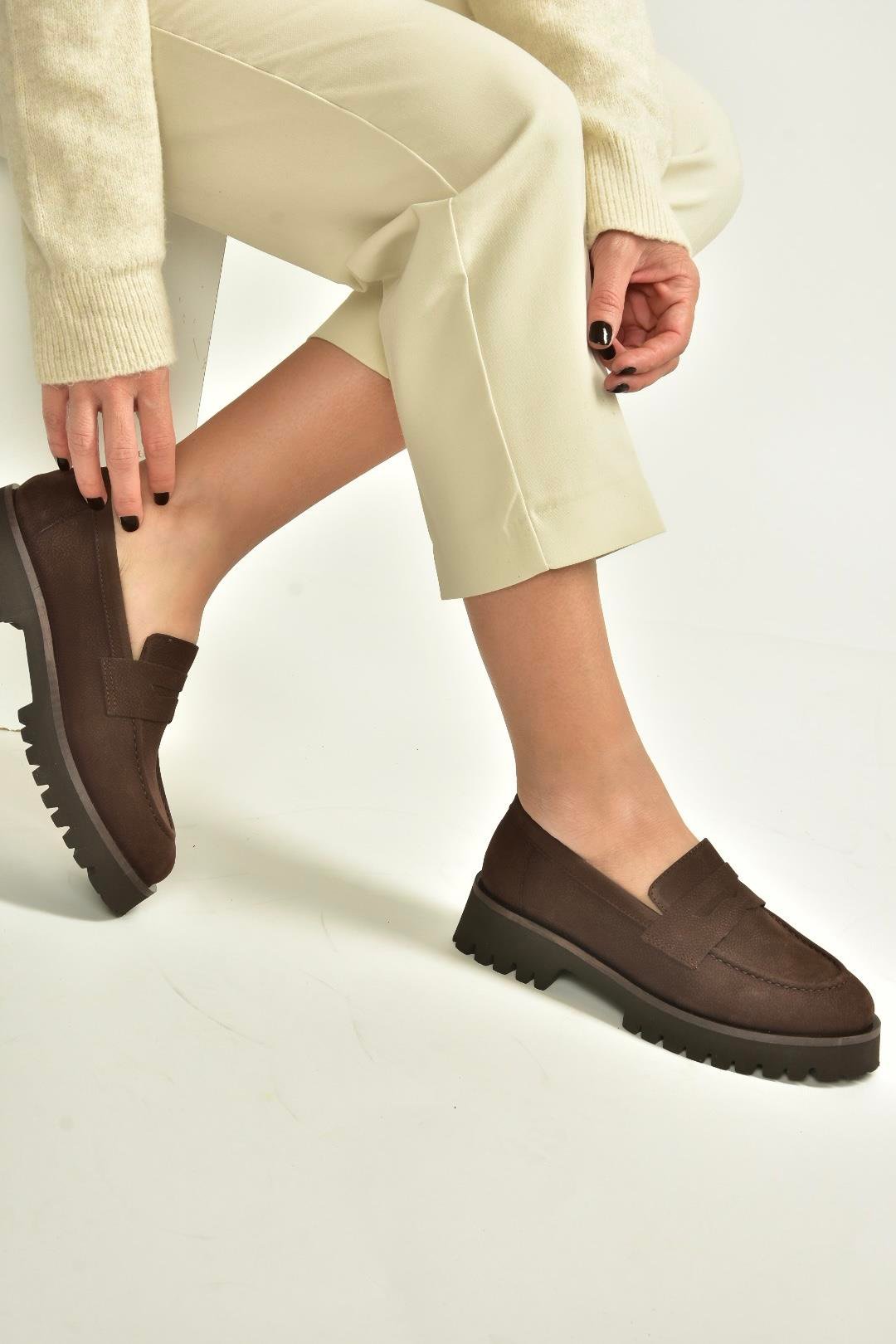 V944086101 Kahverengi Hakiki Deri Nubuk Kalın Tabanlı Makosen Ayakkabı