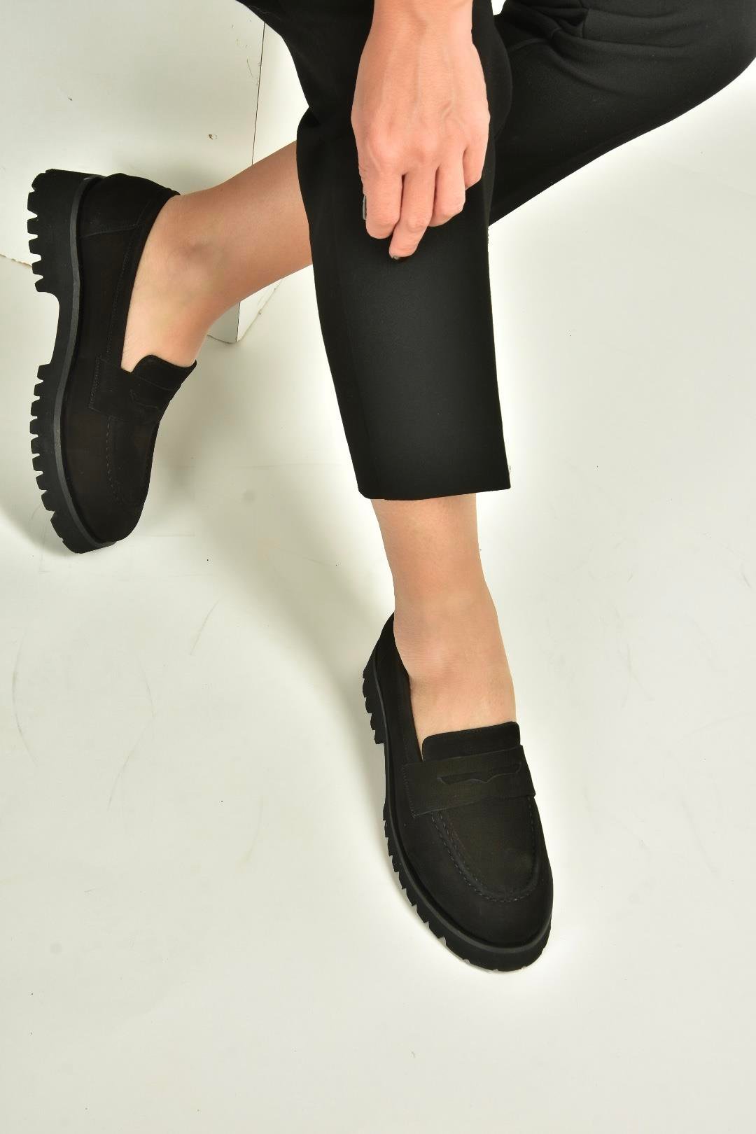 V944086101 Siyah Hakiki Deri Nubuk Kalın Tabanlı Makosen Ayakkabı