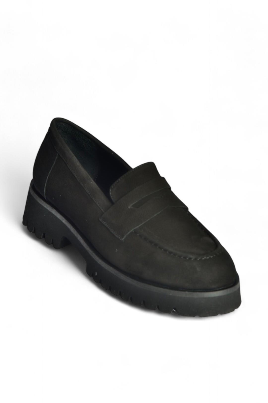 V944086101 Siyah Hakiki Deri Nubuk Kalın Tabanlı Makosen Ayakkabı