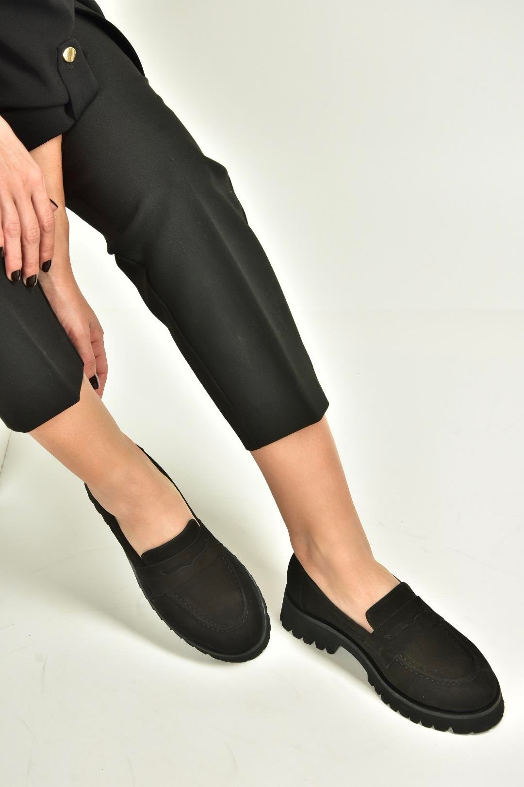 V944086101 Siyah Hakiki Deri Nubuk Kalın Tabanlı Makosen Ayakkabı