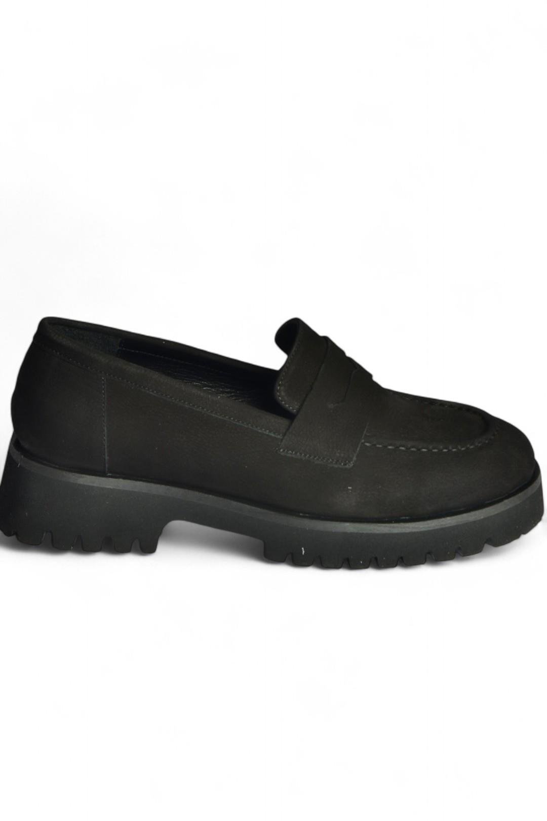 V944086101 Siyah Hakiki Deri Nubuk Kalın Tabanlı Makosen Ayakkabı