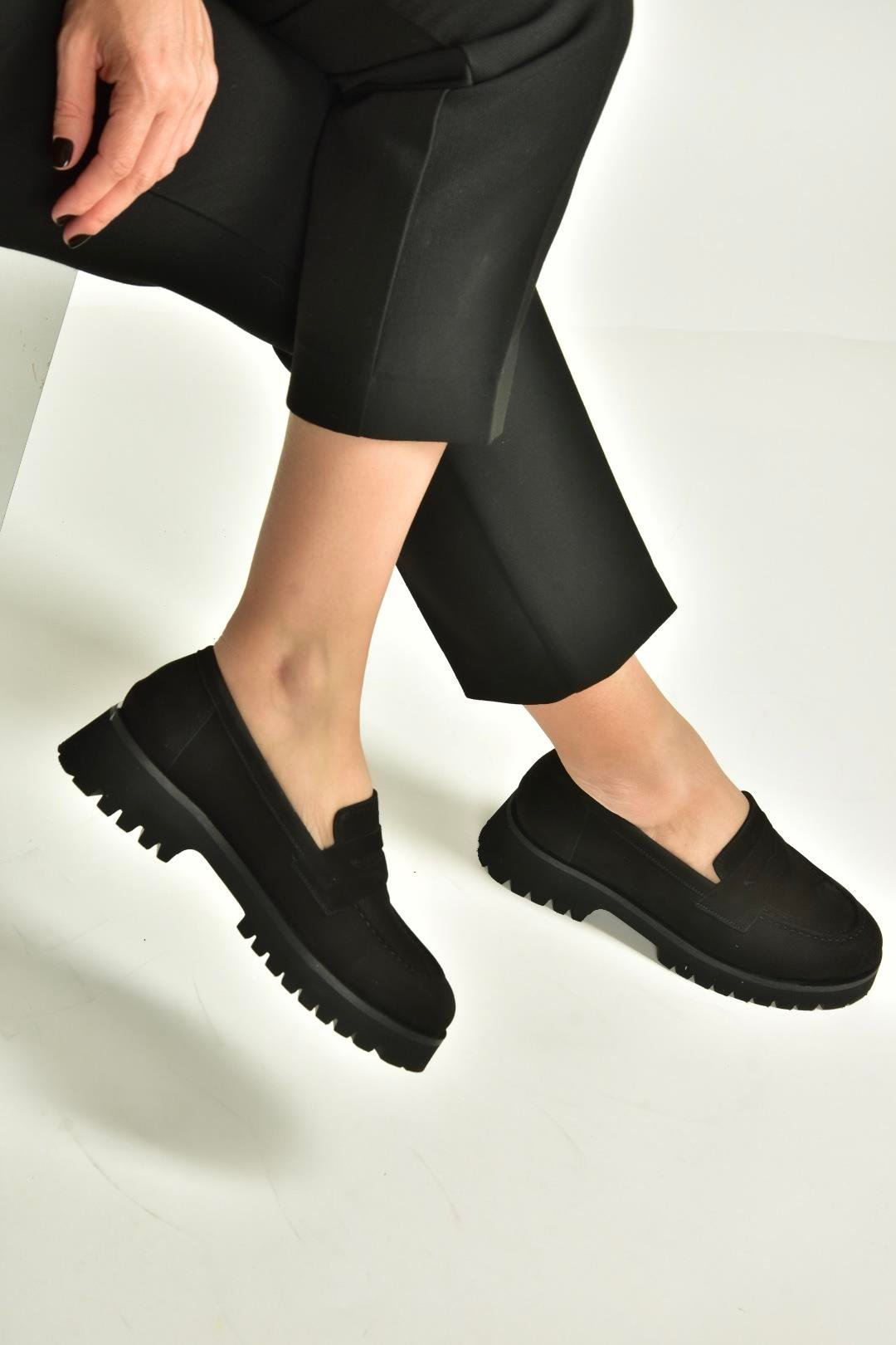 V944086101 Siyah Hakiki Deri Nubuk Kalın Tabanlı Makosen Ayakkabı