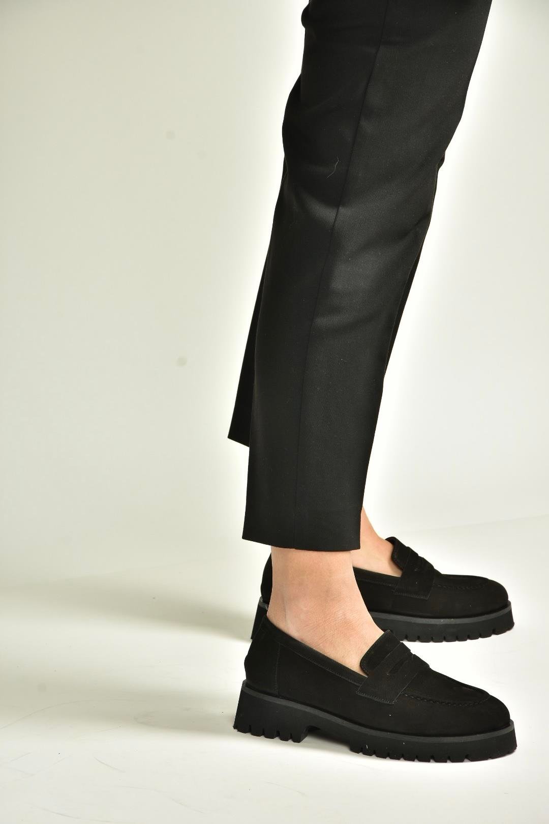 V944086101 Siyah Hakiki Deri Nubuk Kalın Tabanlı Makosen Ayakkabı